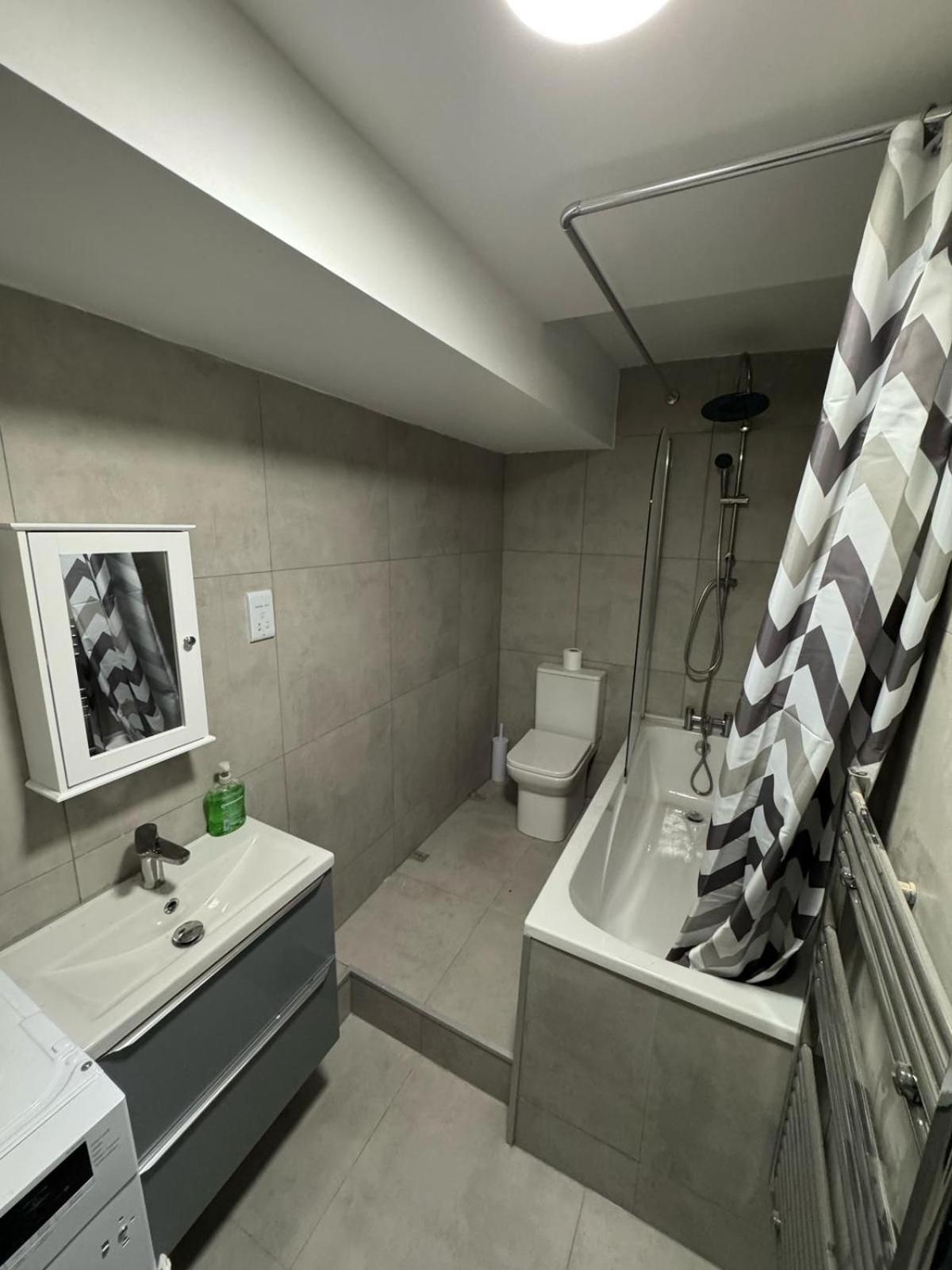 Cozy Guest Two Bedroom Flat * London