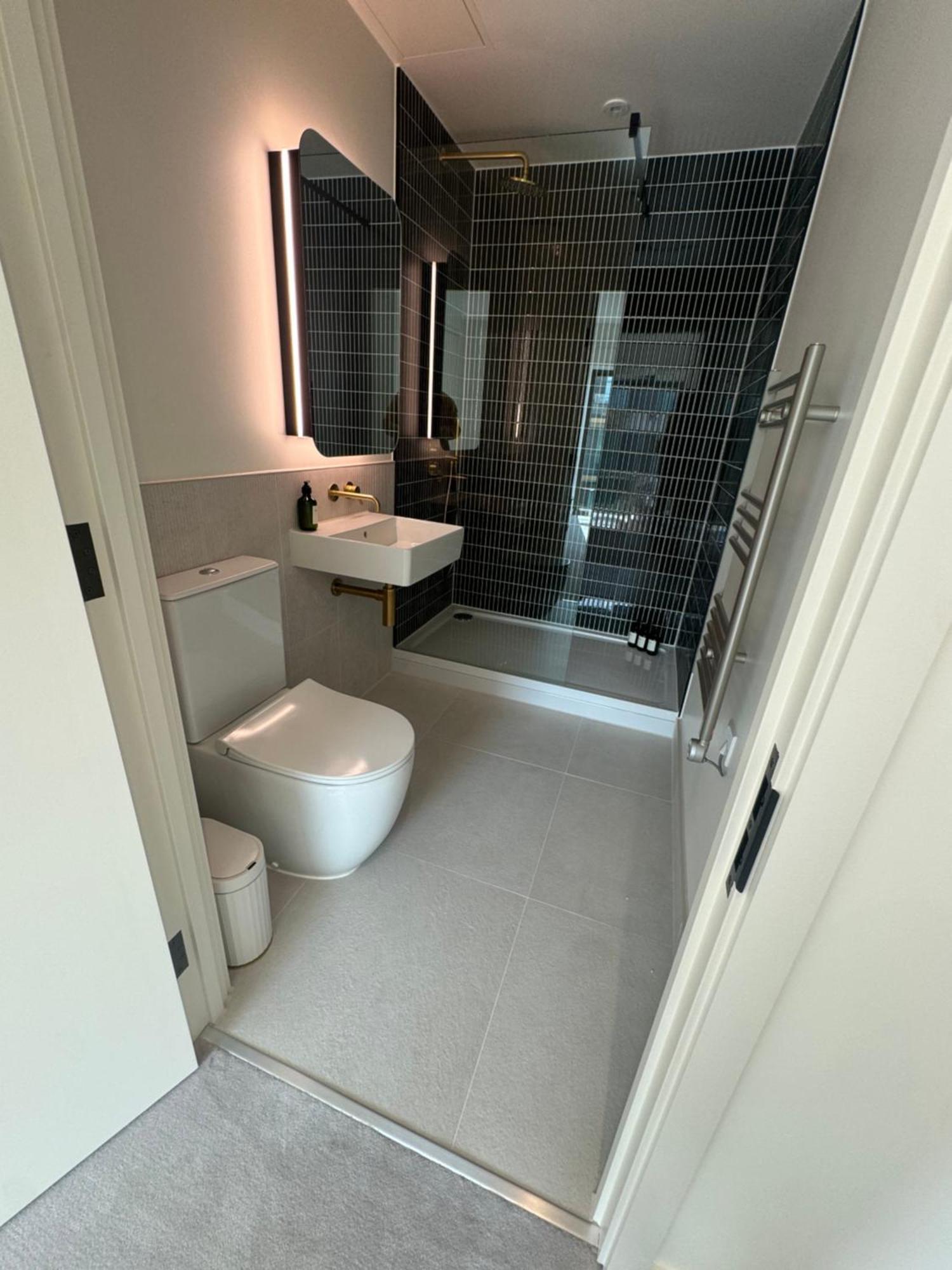 Waterside Near O2 Royal Dock With Parking And Ac Leilighet *