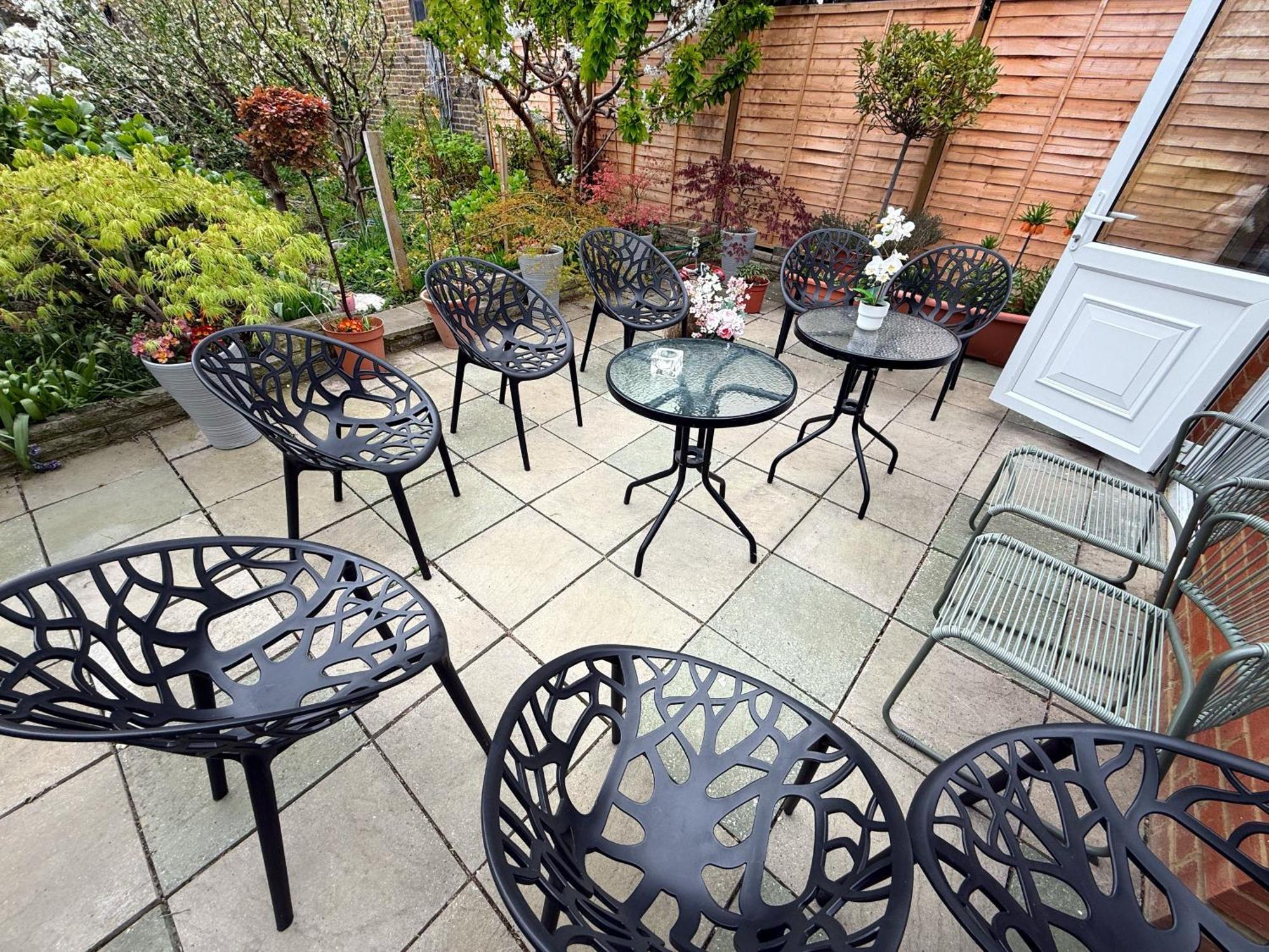 Gasthof Luxurious House Near Excel- Air Conditioning, 9 Beds, 2 Baths, Garden, Fast Wifi London
