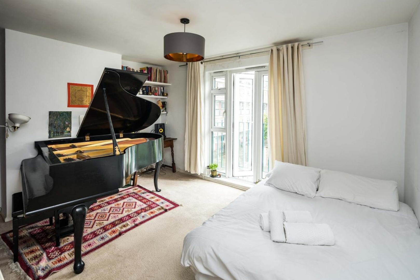 2bd Stylish W/t Grand Piano Lejlighed *
