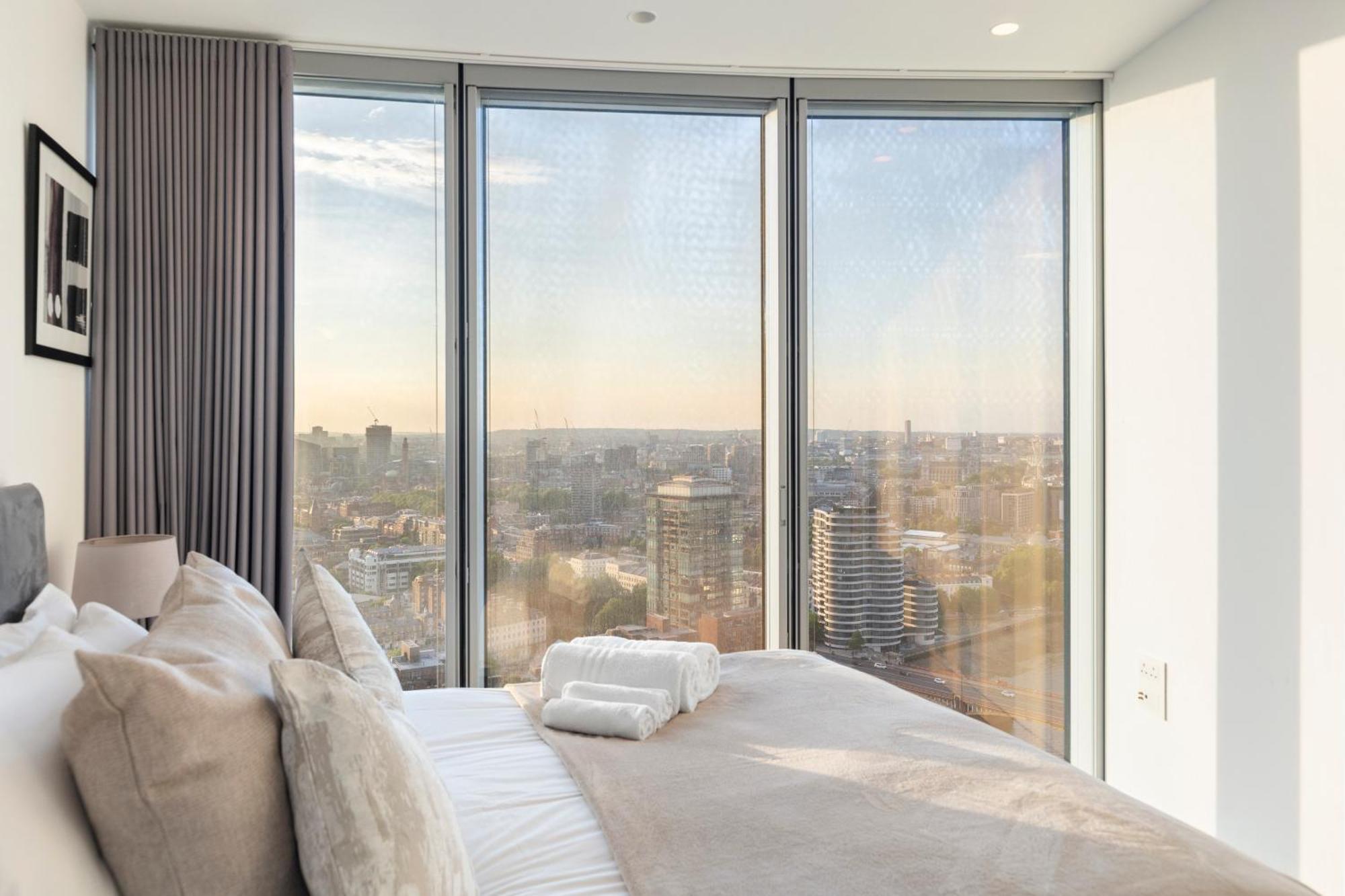 Skyline Views Luxury 3 Bedroom Free Parking Leilighet