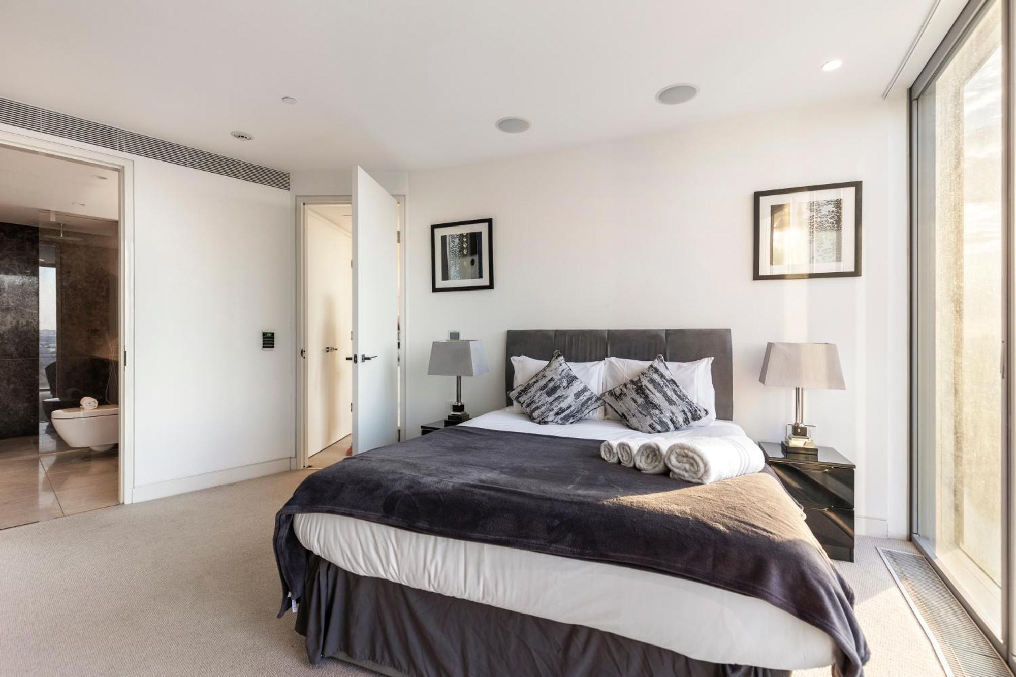 Skyline Views Luxury 3 Bedroom Free Parking Leilighet