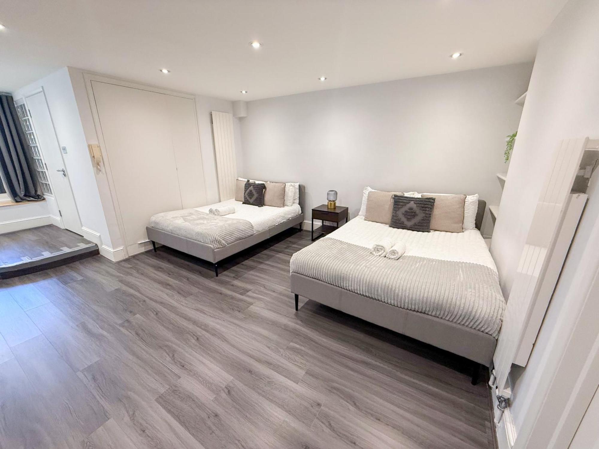 Detached House With Free Parking In Little Venice Near Paddington Hyde Park Apartment