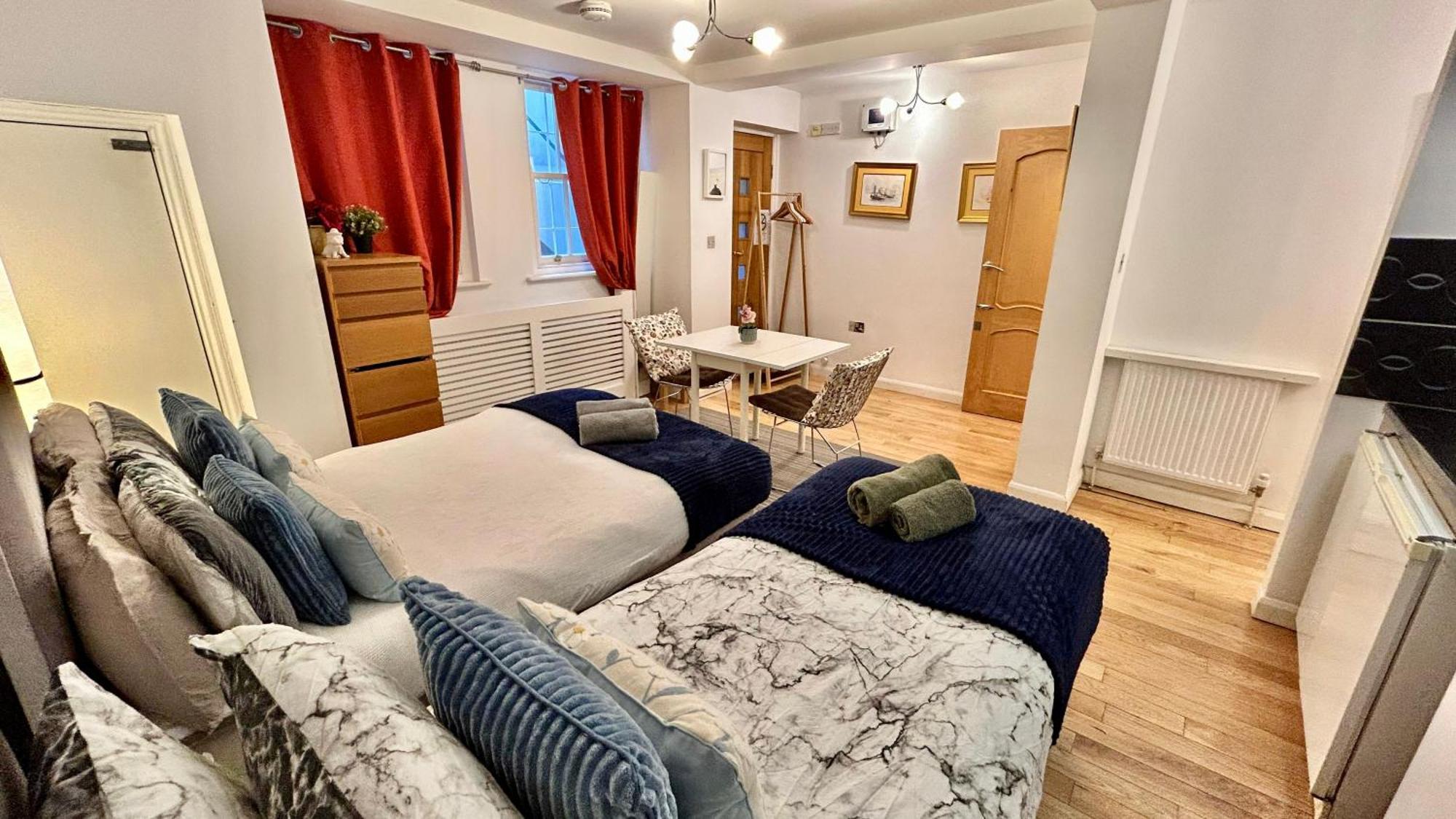 Detached House With Free Parking In Little Venice Near Paddington Hyde Park Apartment