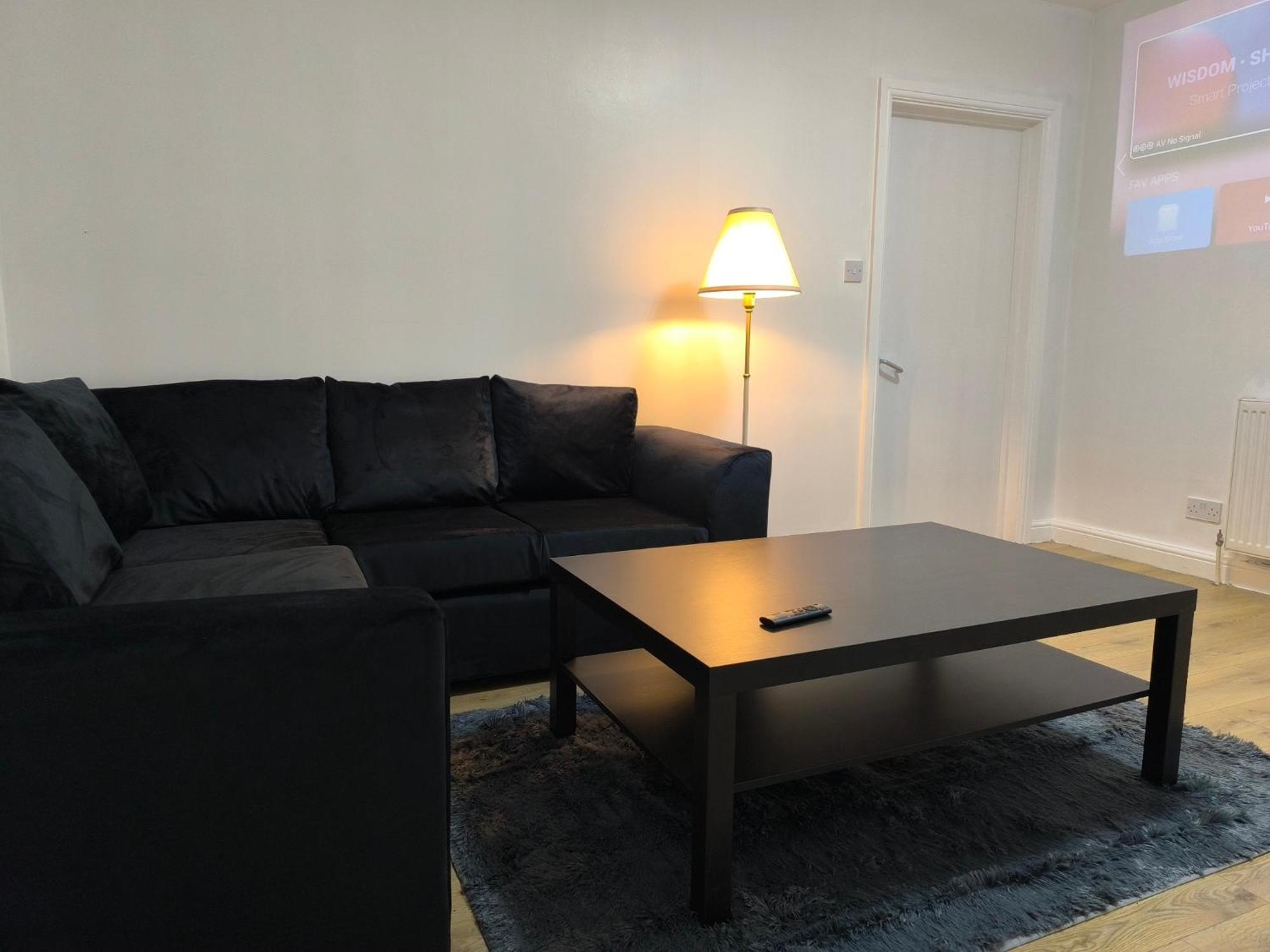 Gasthof 3 Persons Room, 1min Walk From South Wimbledon Station London
