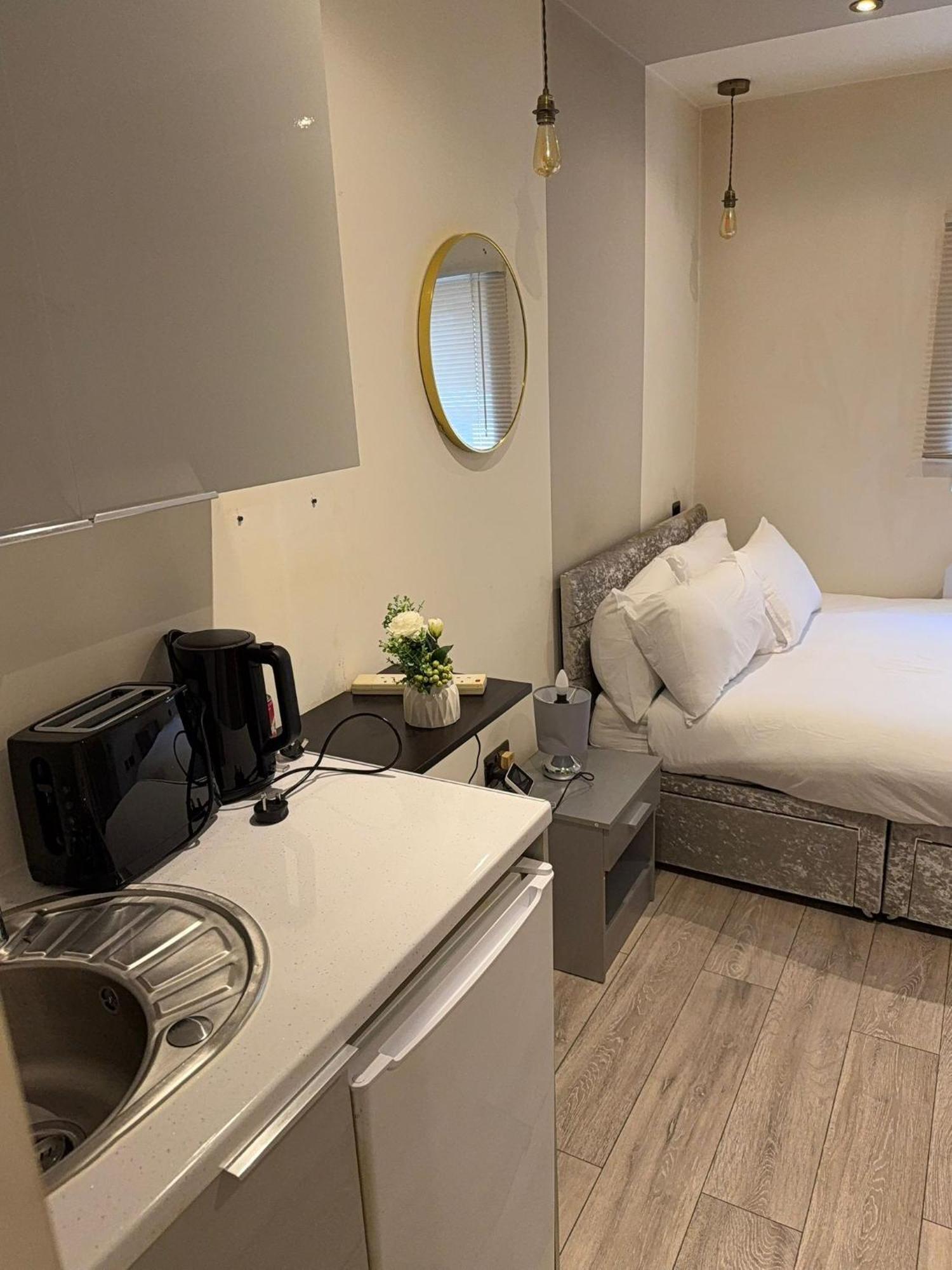 Letzi Premium Cozy Retreat Private En-suite Rooms, Wembley Gasthof