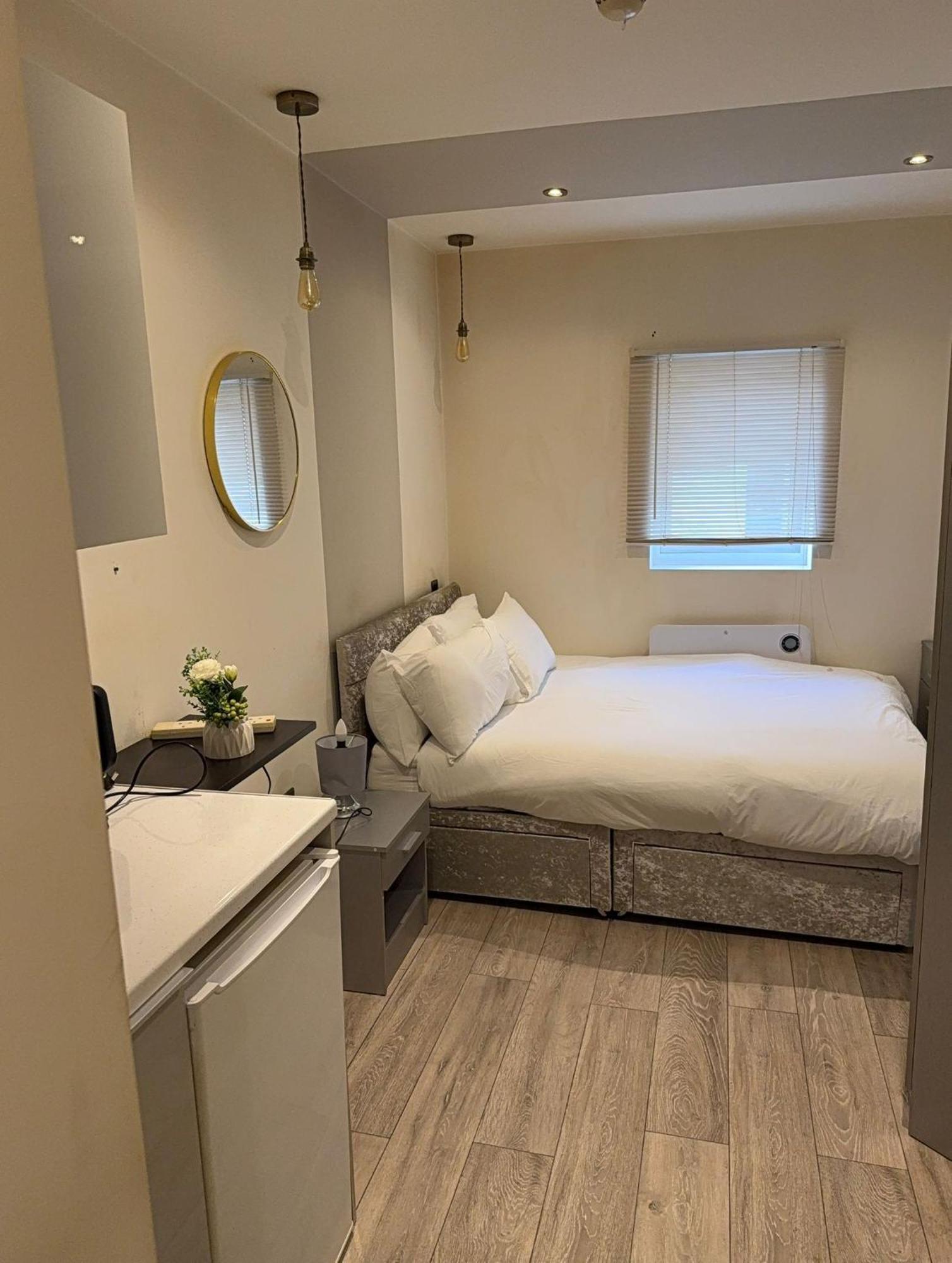 Gasthof Letzi Premium Cozy Retreat Private En-suite Rooms, Wembley London
