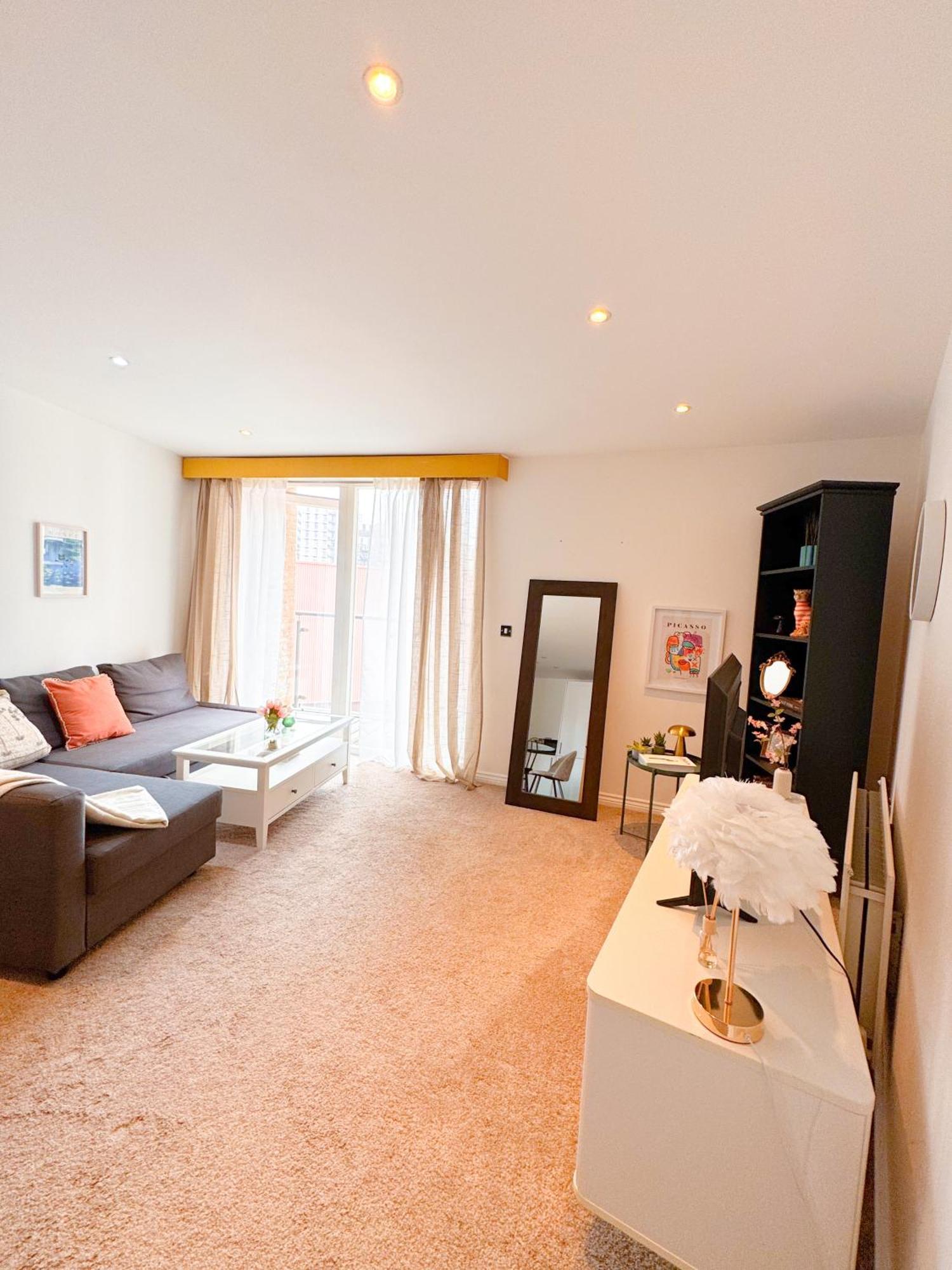 Family Stay London With Balcony In Battersea Power Station Apartment