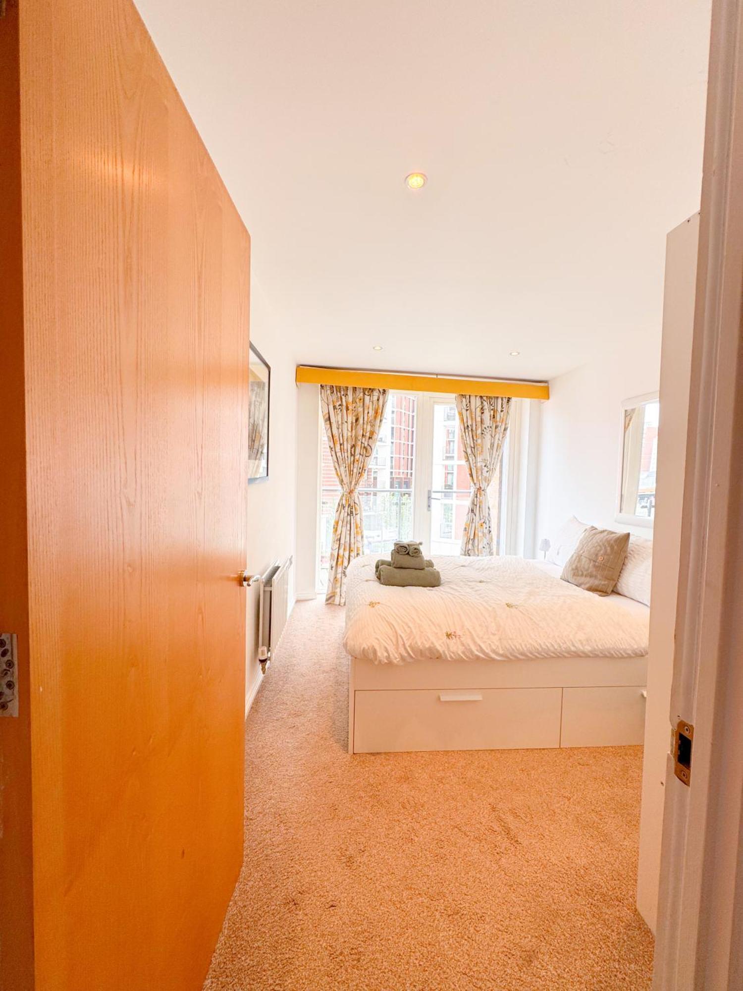 Family Stay London With Balcony In Battersea Power Station Apartment London