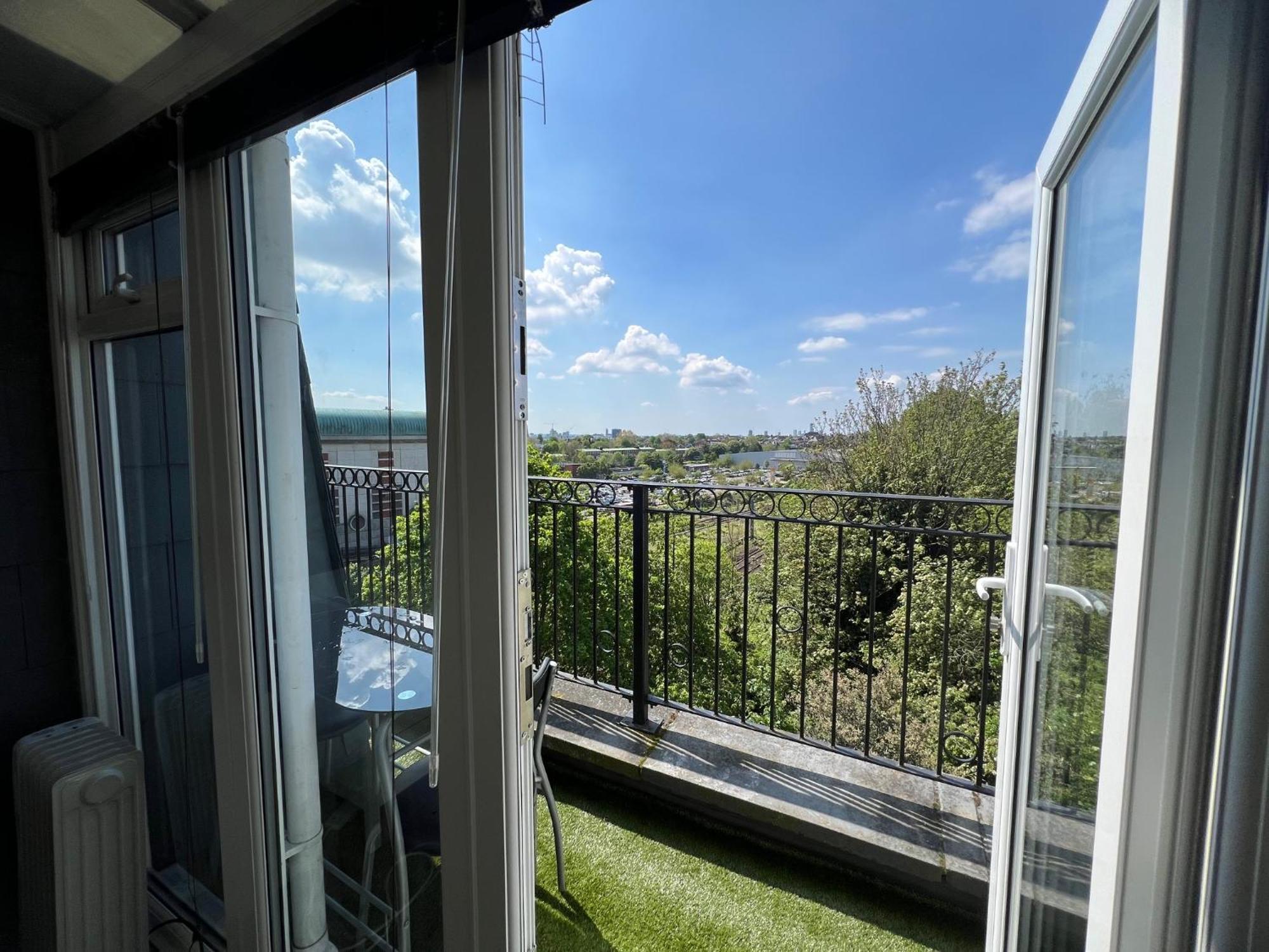 Comfy - Finchley Road * London