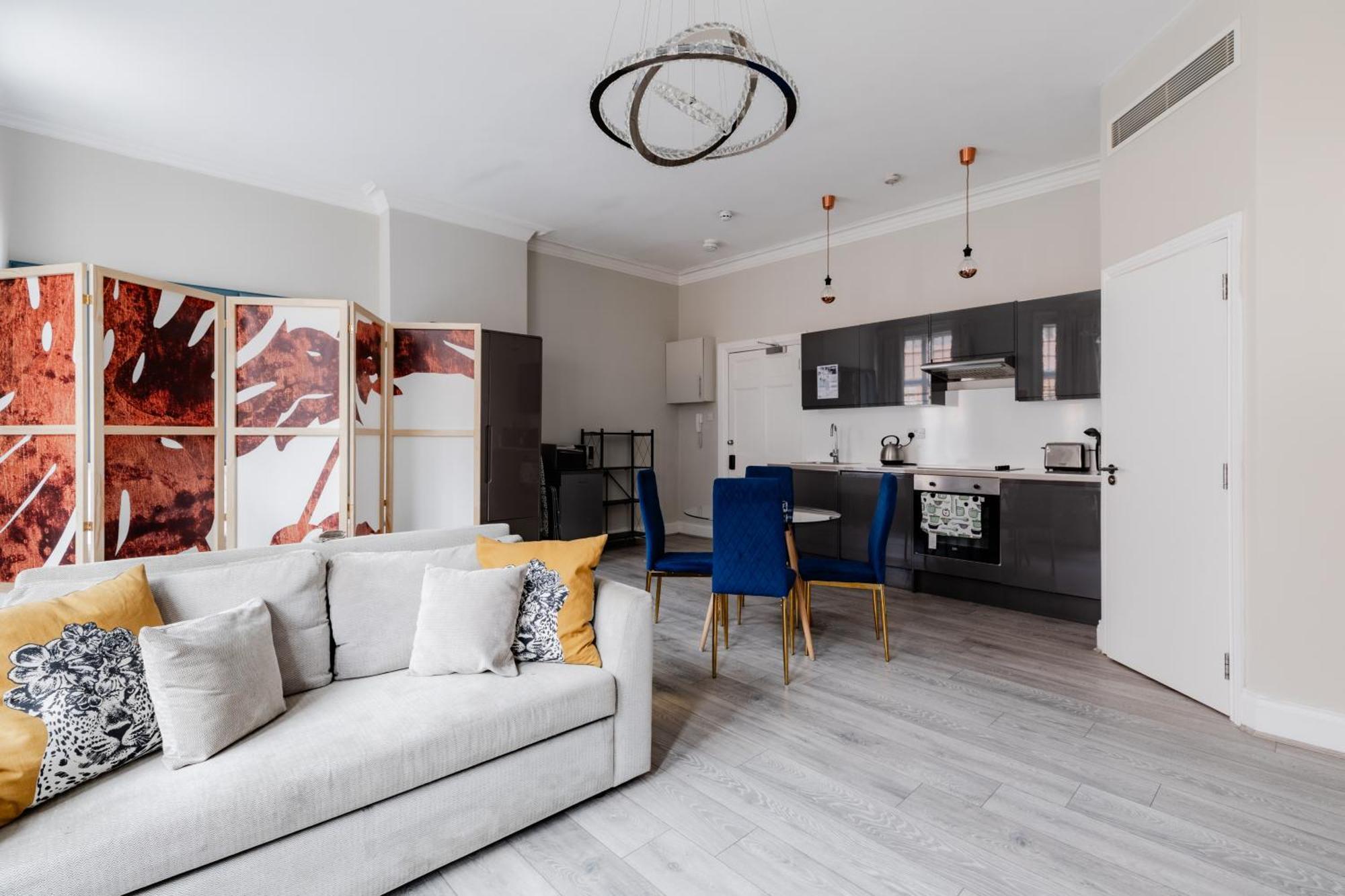 In The Heart Of High Street Kensington Apartment