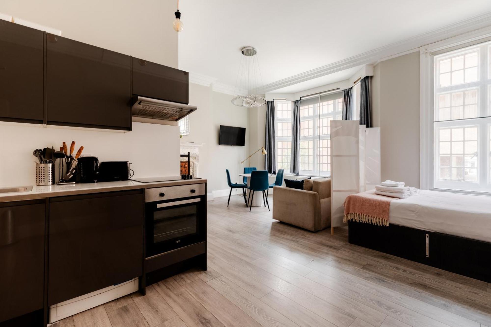 In The Heart Of High Street Kensington Apartment *