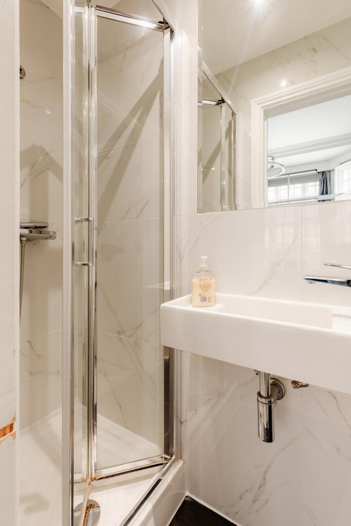 Apartment In The Heart Of High Street Kensington London