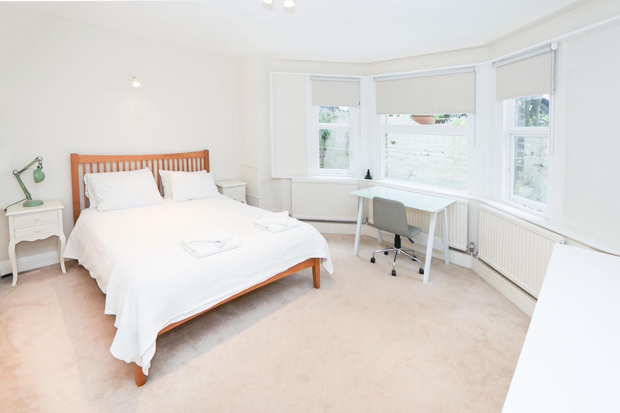 Elegant 2-bedroom Getaway W Terrace & Garden Views * London