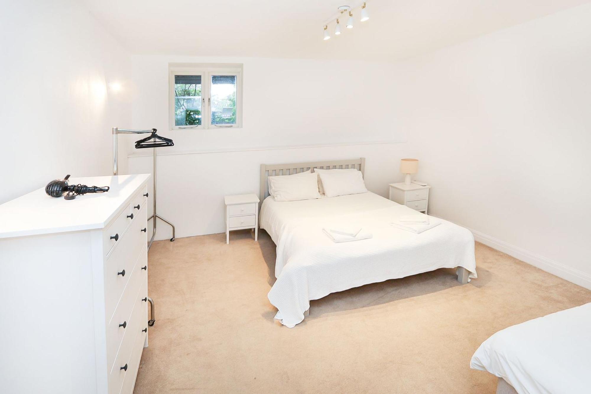 Apartment Elegant 2-bedroom Getaway W Terrace & Garden Views London