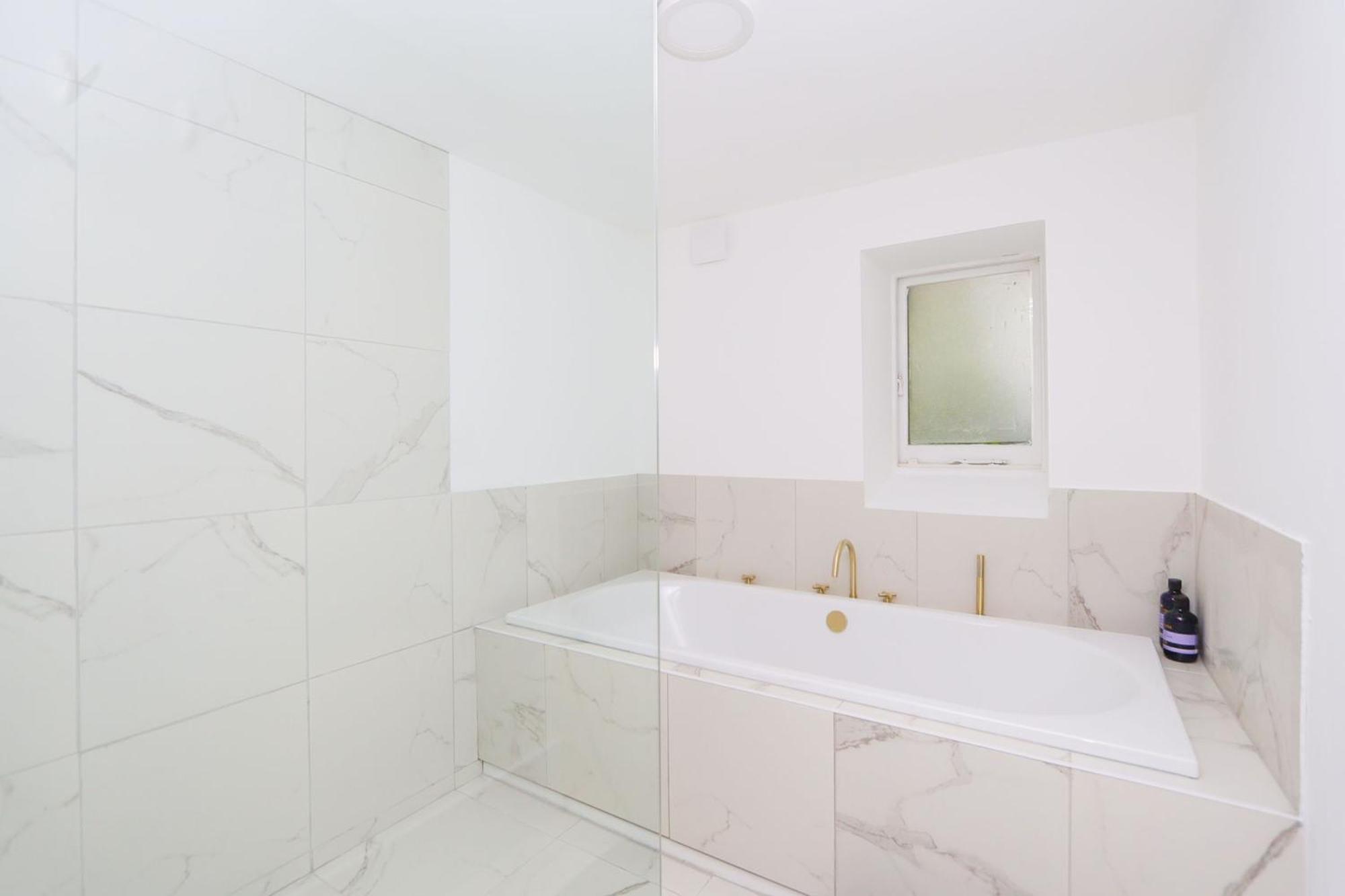 Elegant 2-bedroom Getaway W Terrace & Garden Views * London