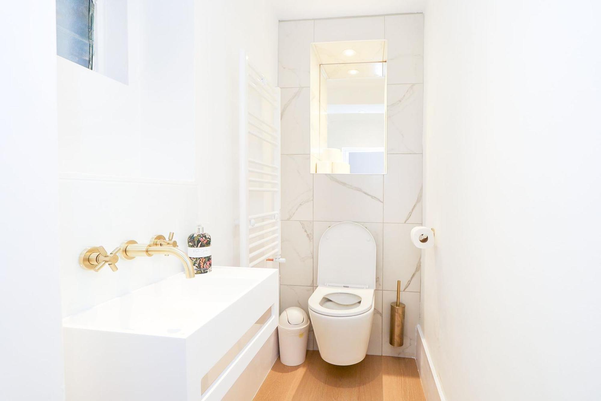 Apartment Elegant 2-bedroom Getaway W Terrace & Garden Views *