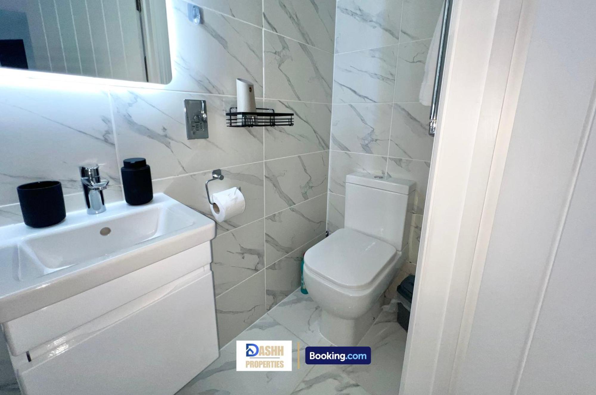 Three Bedroom By Dashh Short Lets & Serviced In Shepherds Bush Sleeps 9 With Free Wifi * Londen