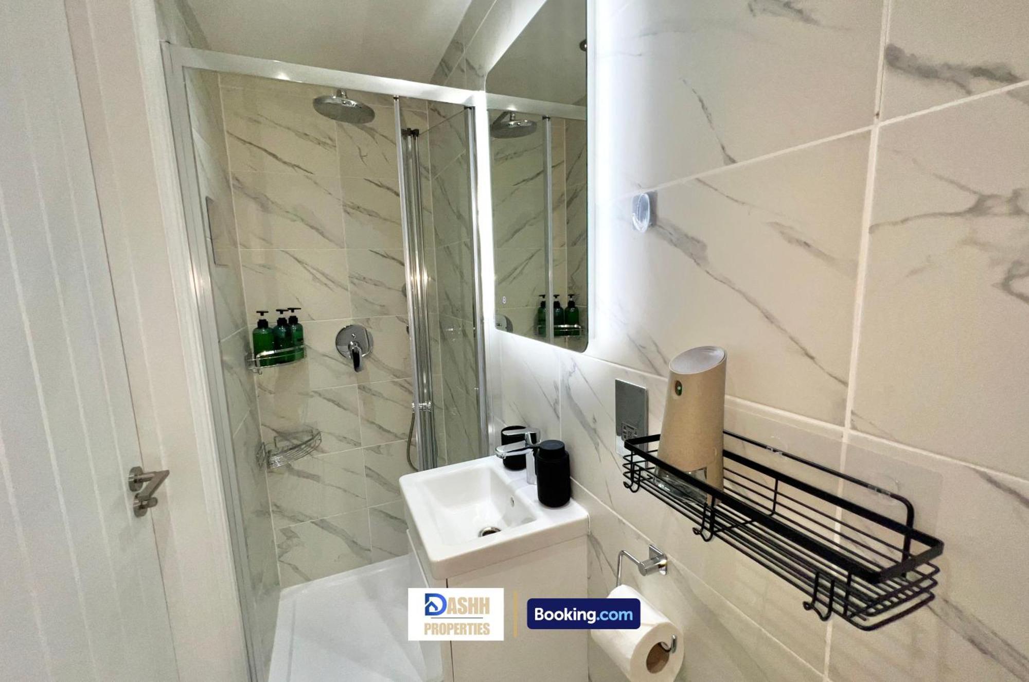 Vakantiehuis Three Bedroom By Dashh Short Lets & Serviced In Shepherds Bush Sleeps 9 With Free Wifi Londen
