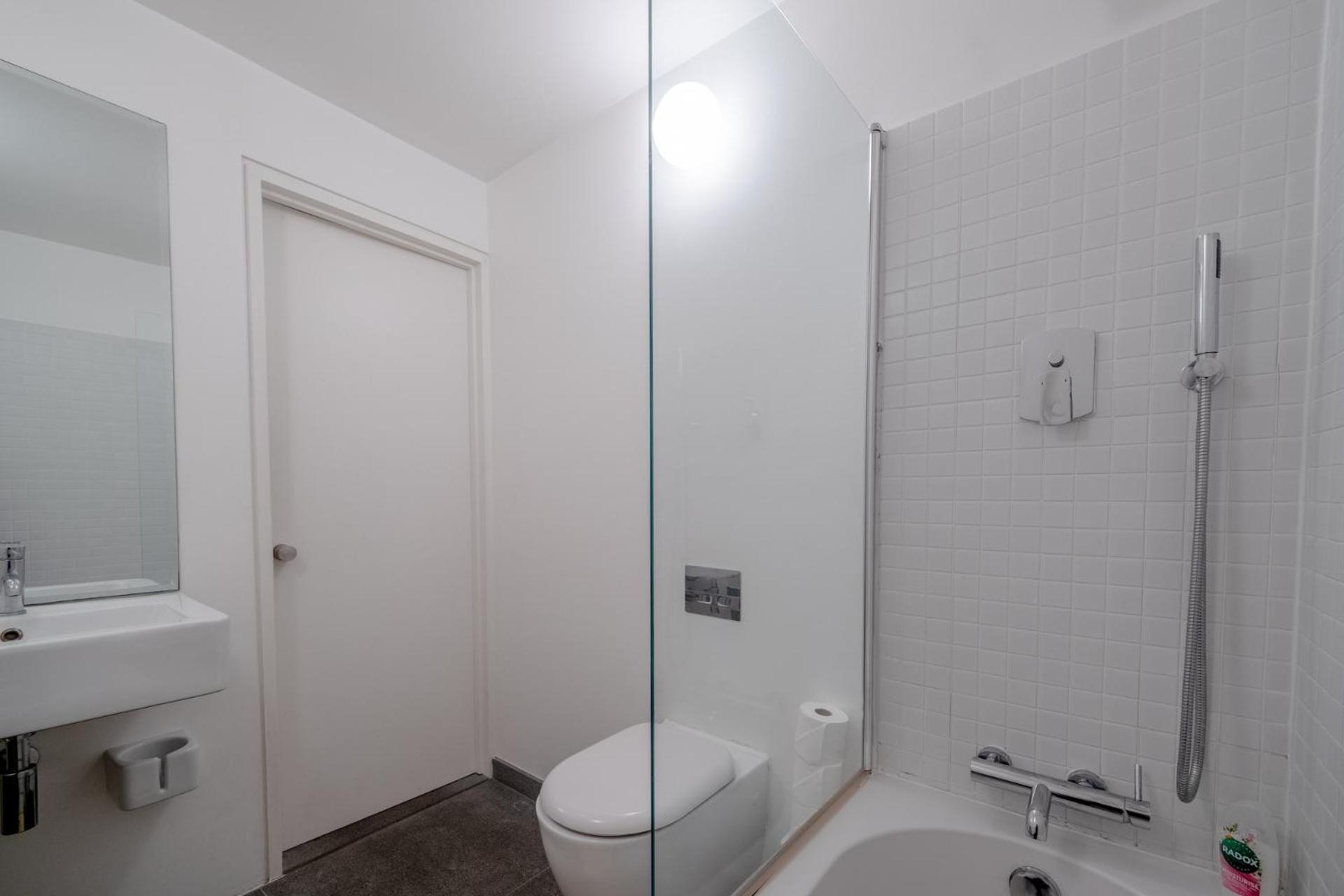 Stylish & Light Victorian 2bd Flat - Holland Park Londen