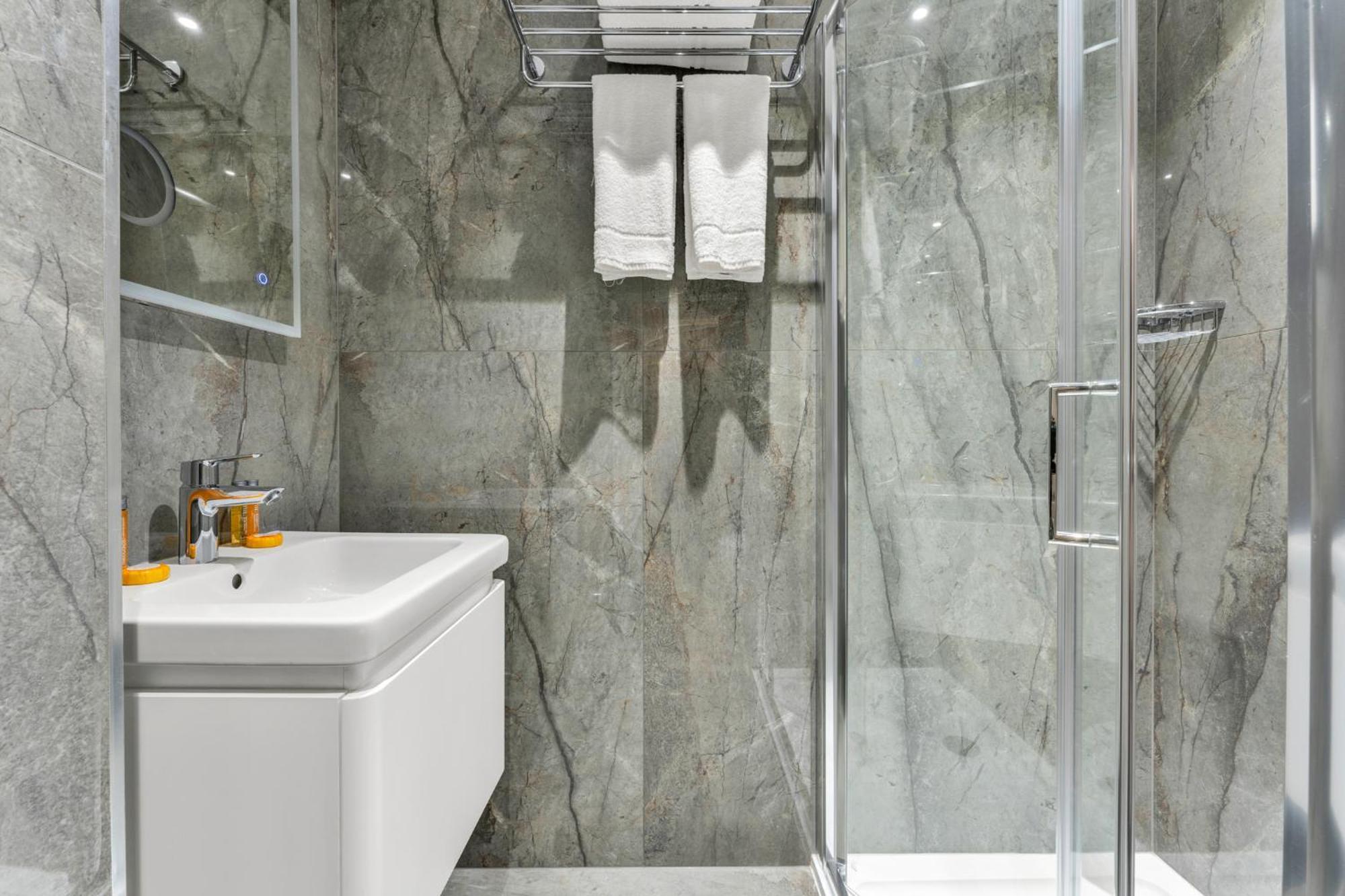Cleveland Residences Bloomsbury Apartment *