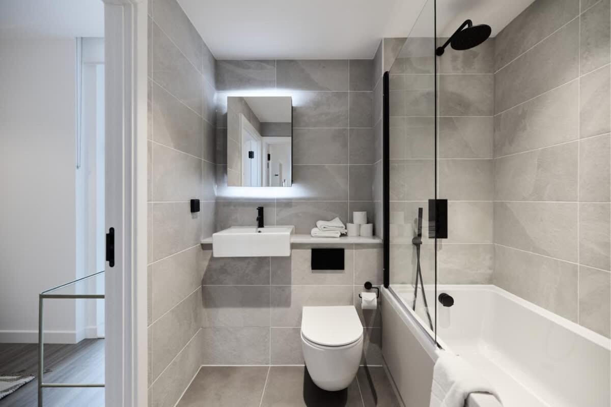 The Tottenham Hale Crib - Trendy 2bdr Flat With Balcony Apartment London