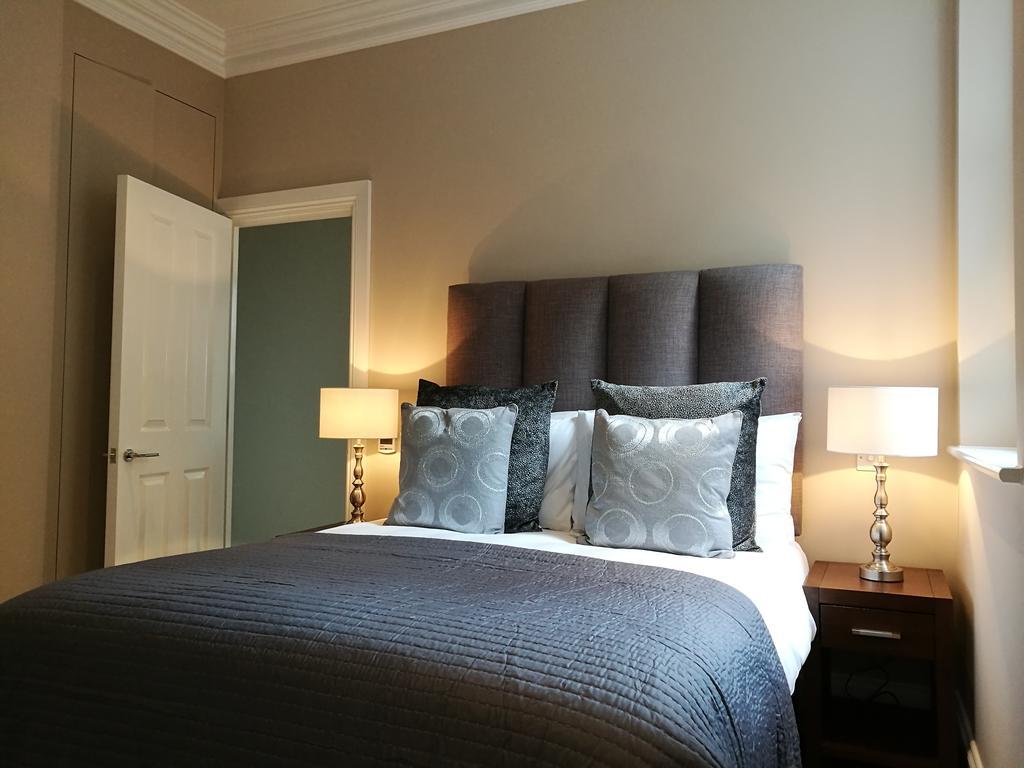Apple Ealing Apartment