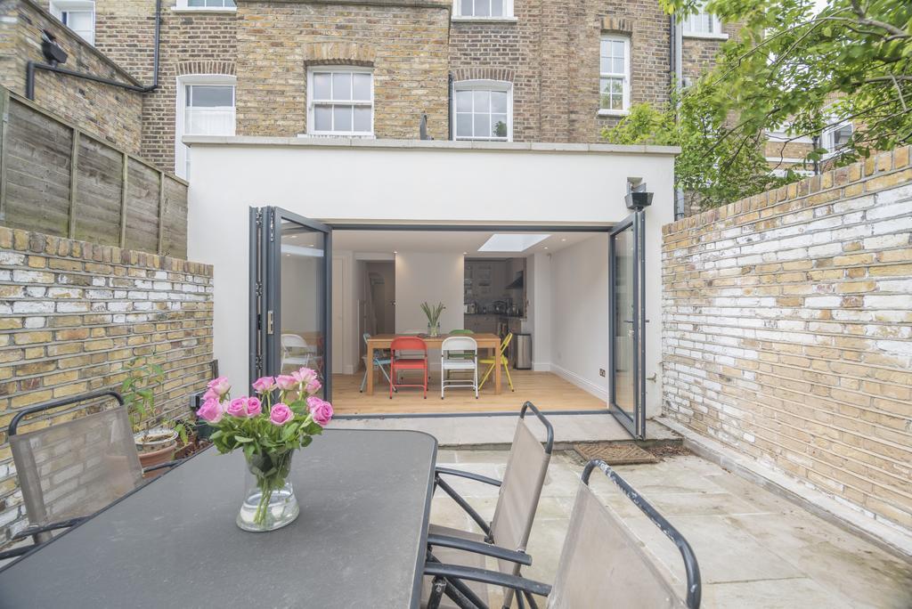 Bright Family In Angel With Patio Feriehus London