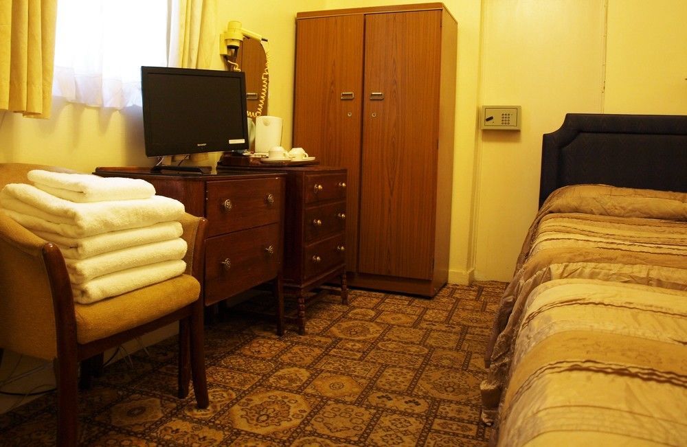 Mornington Victoria Hotel 4*