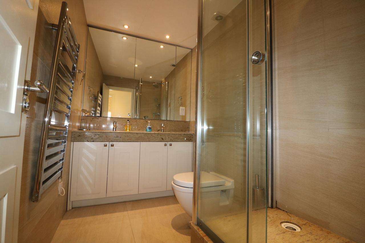Hyde Park Square Apartment *