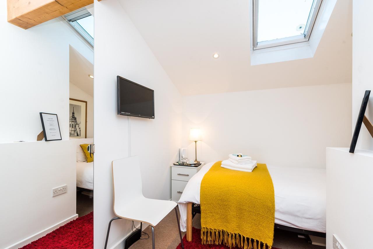 Riverbank Guest house *