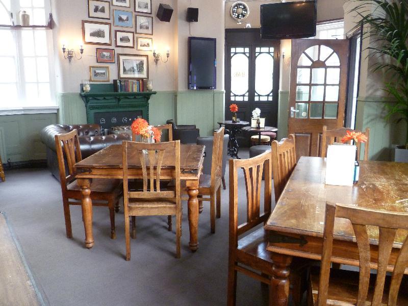 Publove @ The White Ferry, Victoria Vandrarhem London