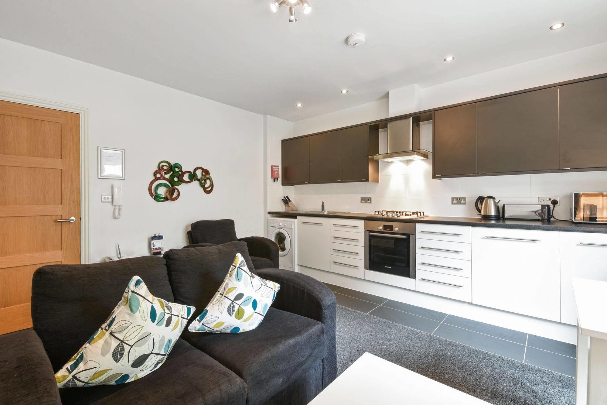 Apartment Inverness Place *