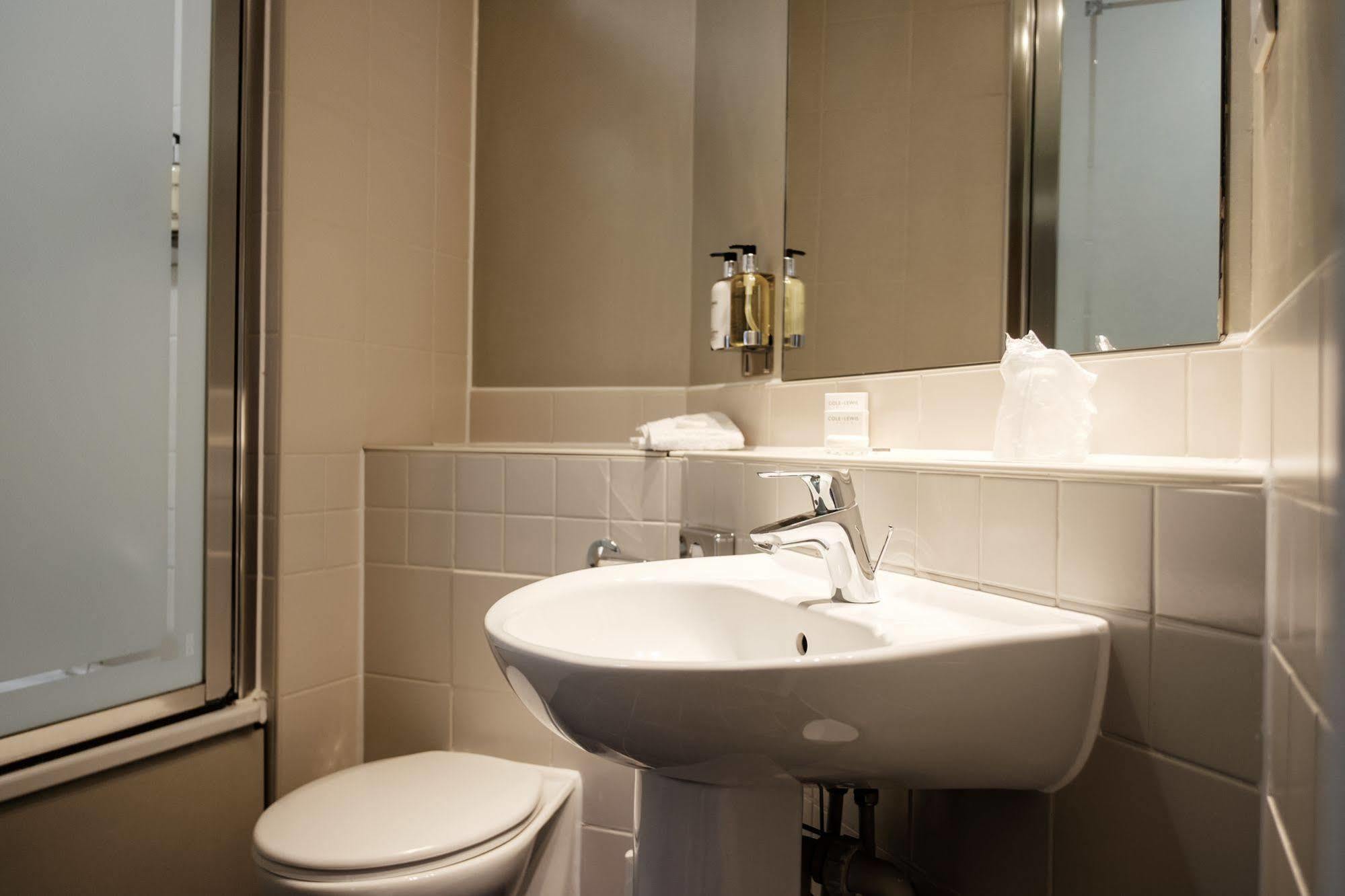The Mad Hatter Hotel 3*