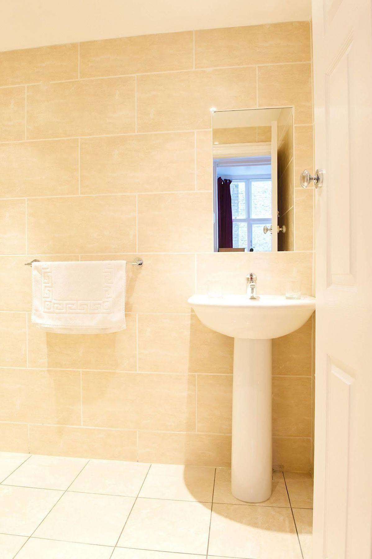 Curzon House Gasthuis 2*