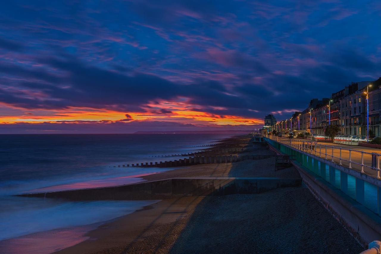 No.6 Beautifully Presented Seafront Apartment *