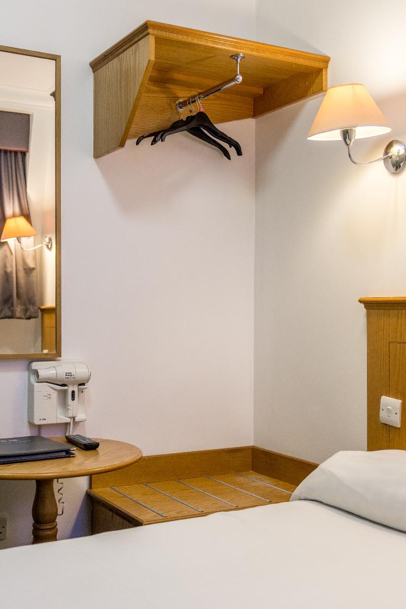 Oyo Townhouse New England, Victoria London