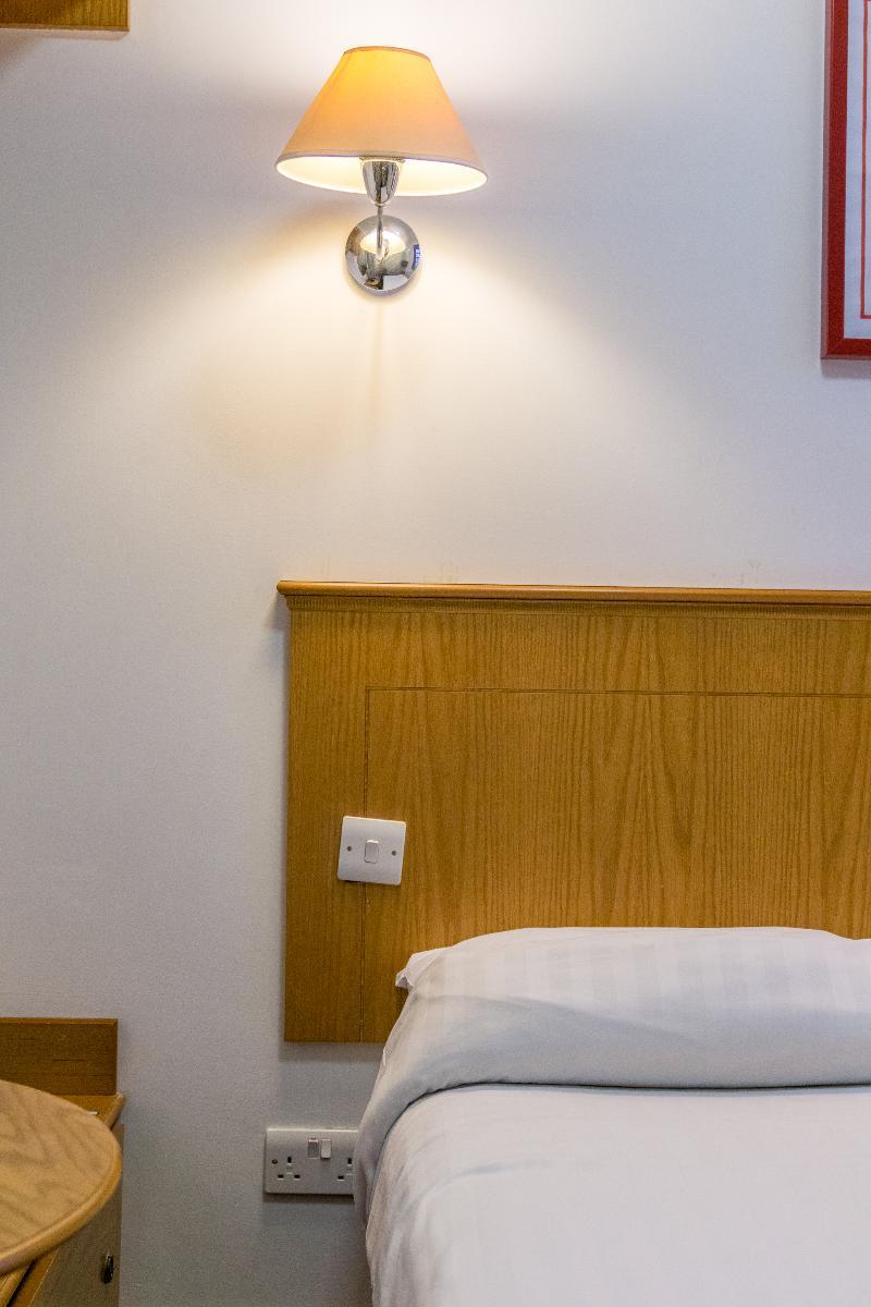 Oyo Townhouse New England, Victoria Hotel