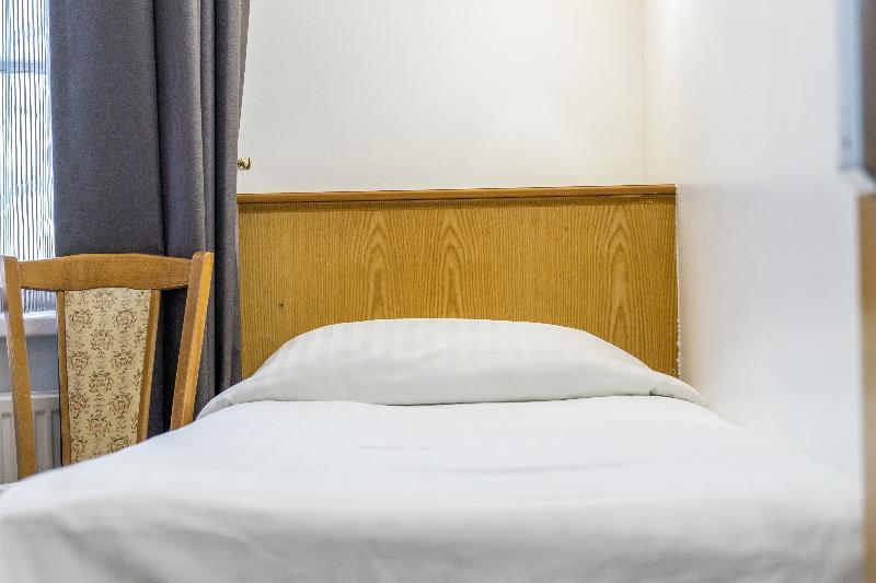 Oyo Townhouse New England, Victoria Hotel