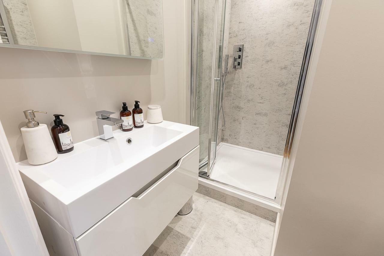Astonishing Flats Near Mayfair & Piccadilly Circus * London