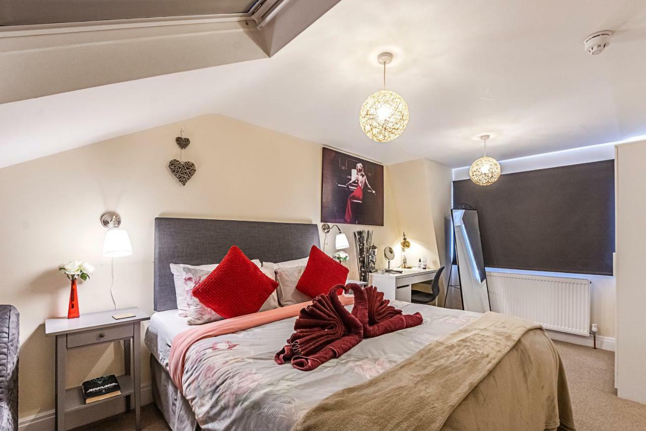 Guest house Greyhound Road London