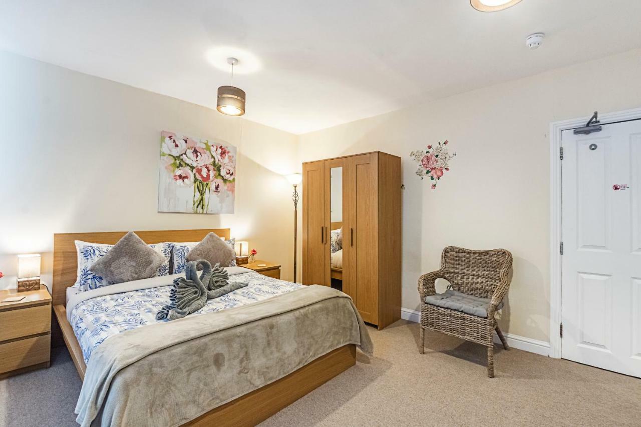Guest house Greyhound Road London