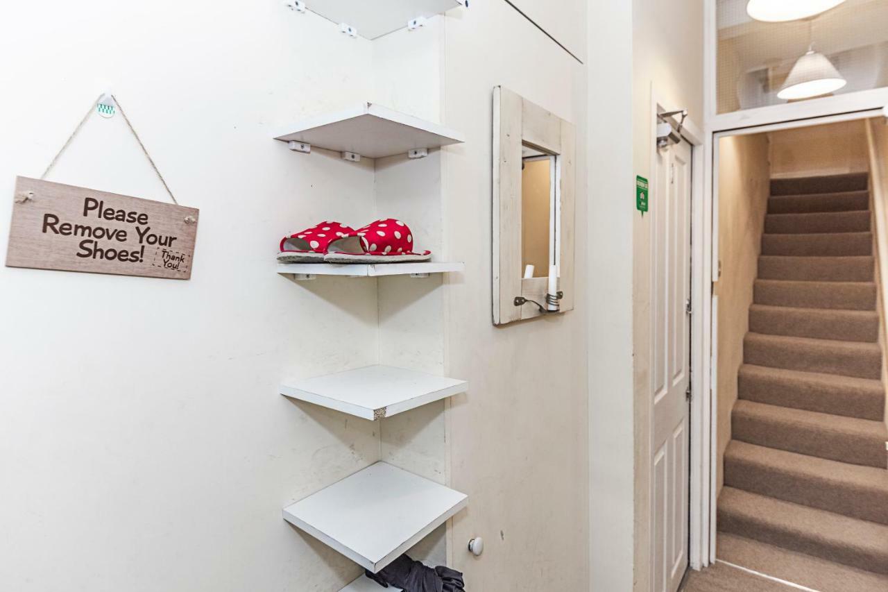 Guest house Greyhound Road London
