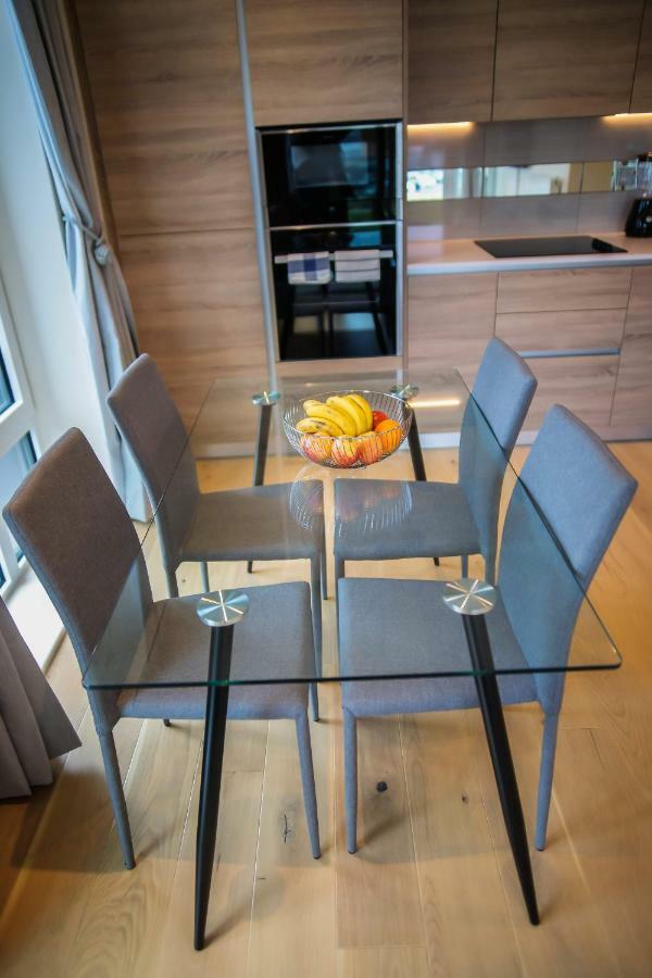 Thames View 2 Bed With Balcony Apartment London