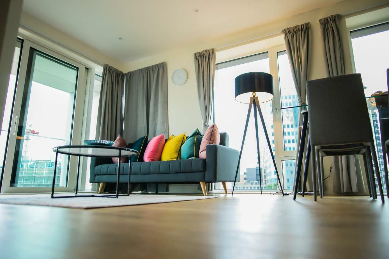 Thames View 2 Bed With Balcony Apartment *