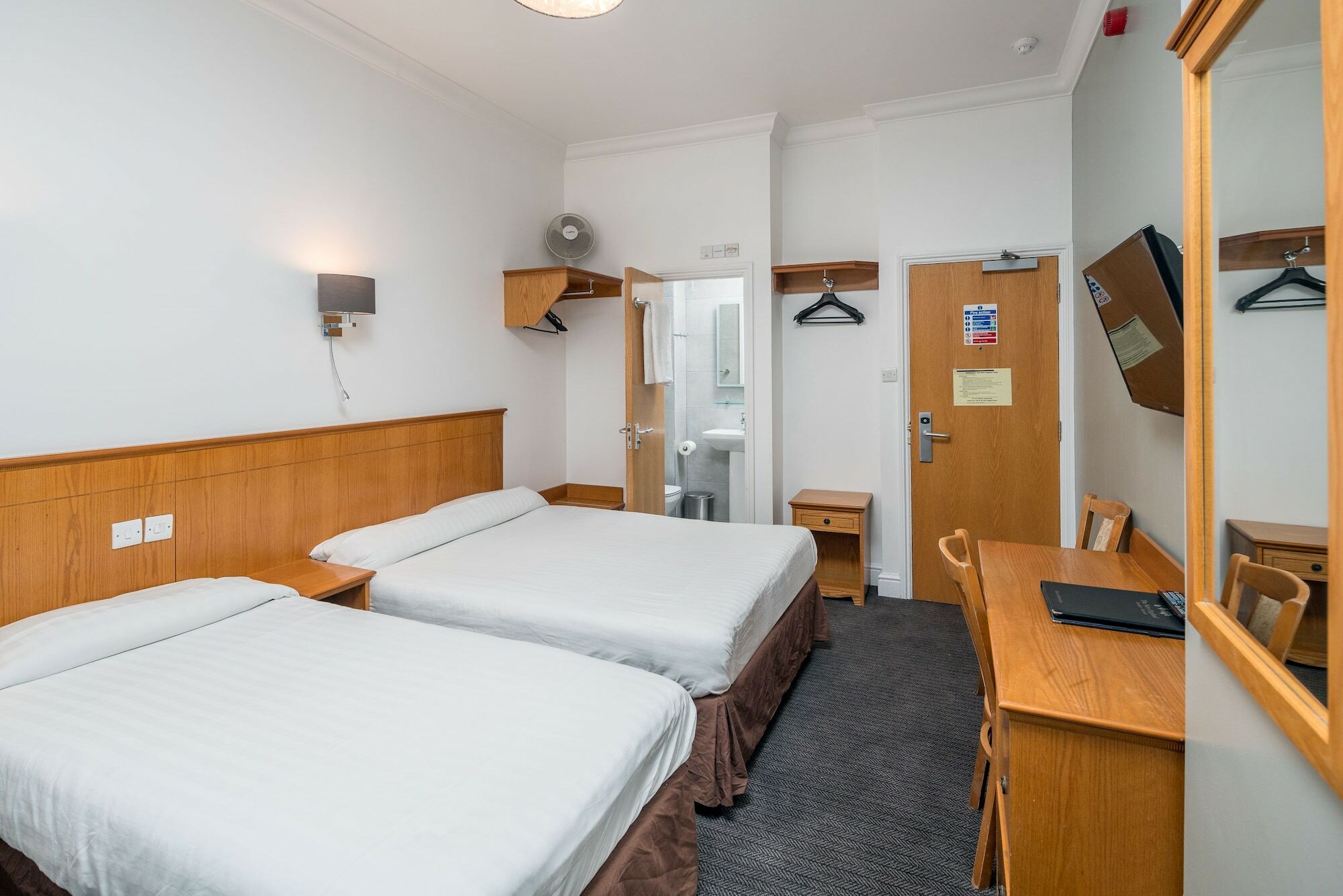 Oyo Townhouse New England, Victoria Hotel London