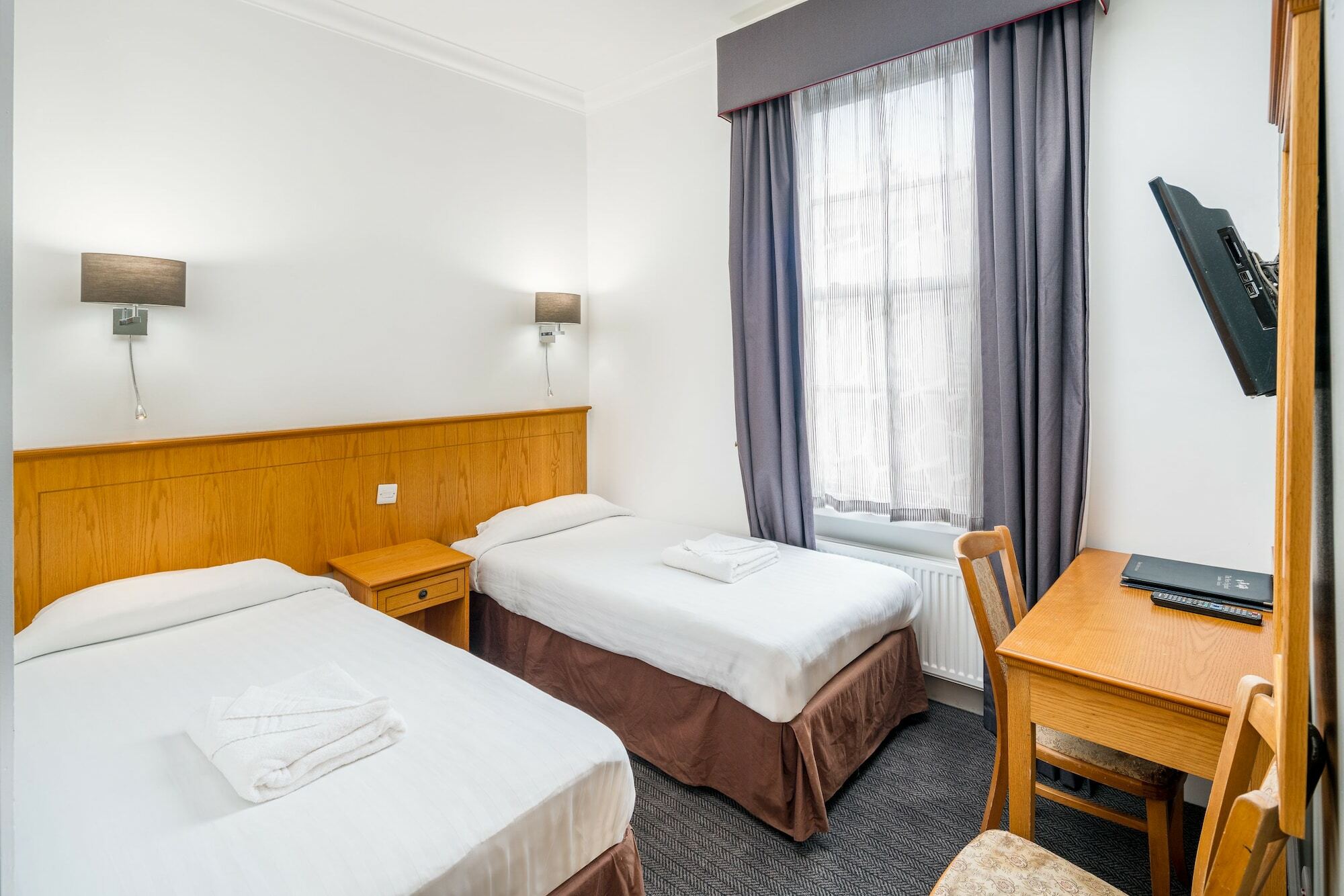Oyo Townhouse New England, Victoria Hotel