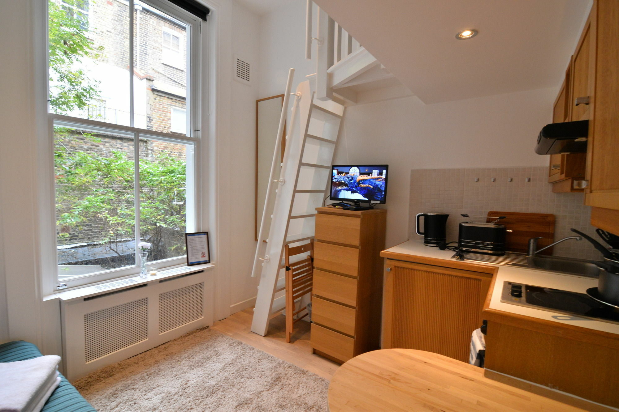 Gate Kensington Apartment