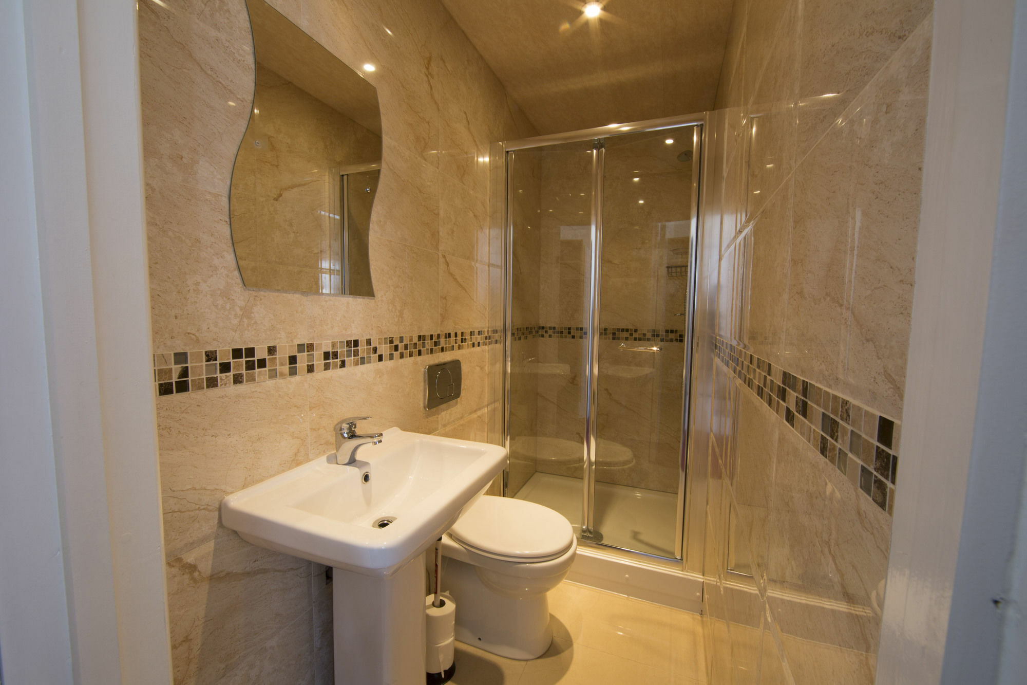 Royal By Saba Hotell 3*