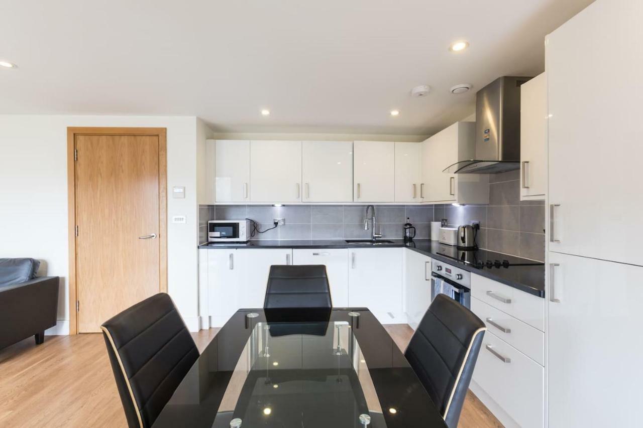 Modern 2 Bed 2 Bath Hyde Park Apartment *